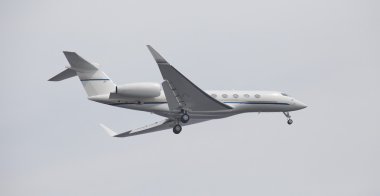 Gökyüzünde bir uçak