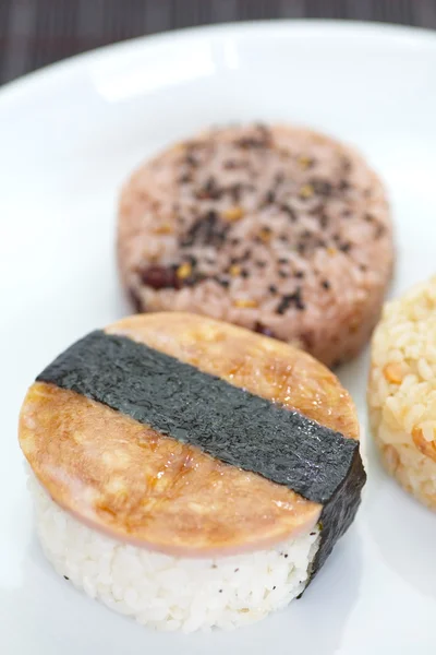 Bola de arroz onigiri — Fotografia de Stock