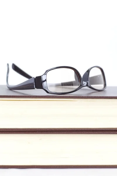 Lectura de gafas con libros — Foto de Stock