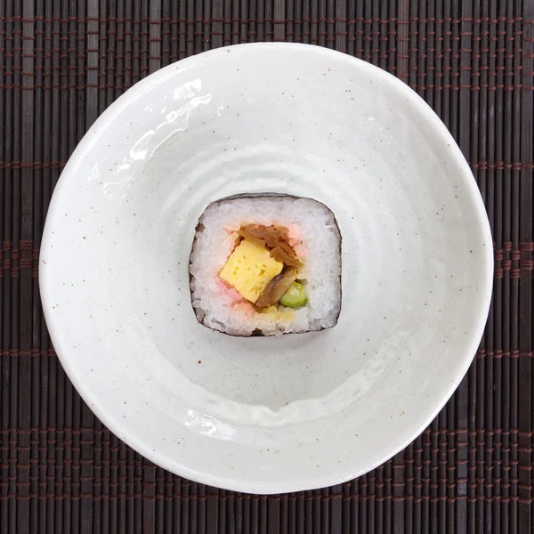 Köstliche Sushi-Brötchen — Stockfoto