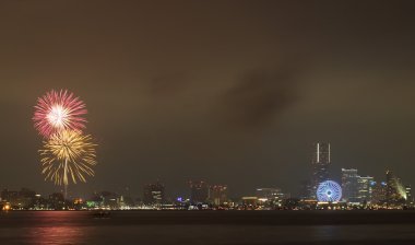 Japon Festivali renkli havai fişek
