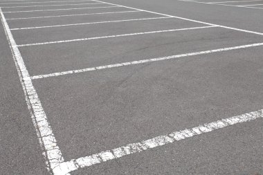 araba park yerinde beyaz işaretleme ile açık