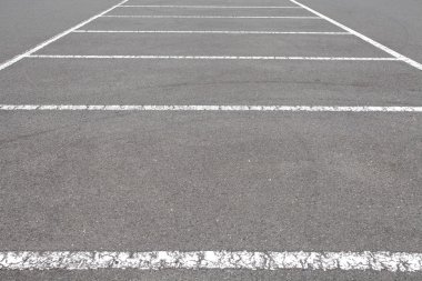 araba park yerinde beyaz işaretleme ile açık