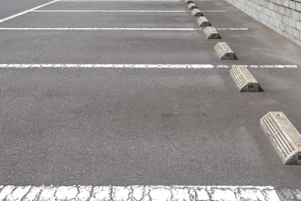 Estacionamento com estacionamento ao ar livre com marcação branca — Fotografia de Stock