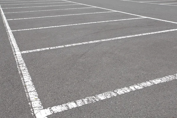 Estacionamento com estacionamento ao ar livre com marcação branca — Fotografia de Stock