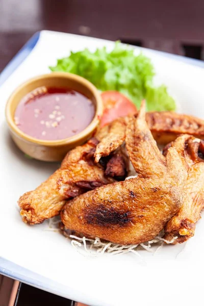 Appetizers Fried Chicken Wings Met Chili Sauce — Stockfoto