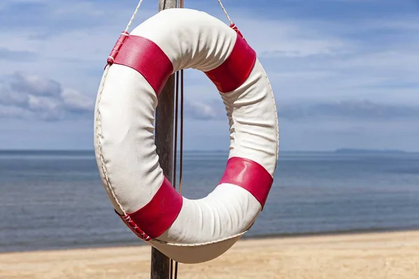 Rettungsringe Für Touristen Werden Vor Dem Resorthotel Vorbereitet — Stockfoto