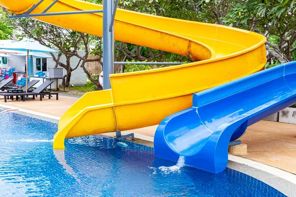 Blaugelbe Rutschen Pool Eines Luxushotels — Stockfoto