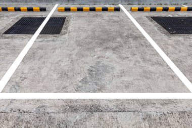 Bina binasında boş açık araba park alanı