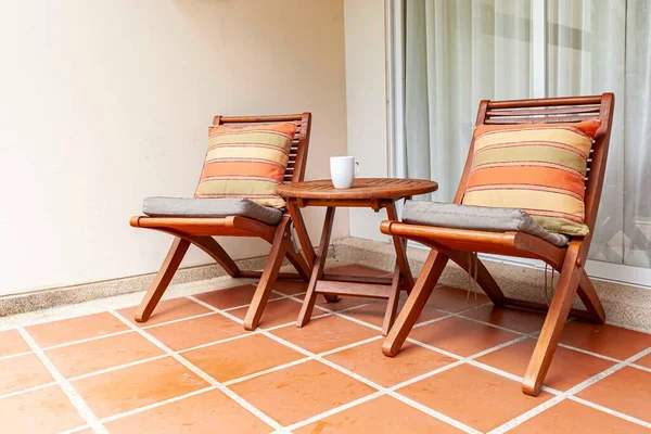 Cadeiras Madeira Marrom Almofadas Vermelhas Varanda — Fotografia de Stock