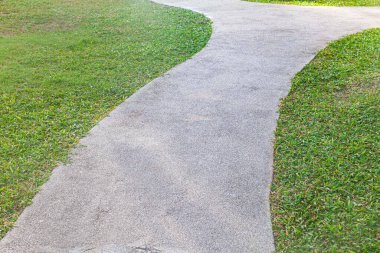 Yaz yeşil bahçesinde uzun beton yol