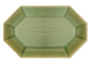 Açık yeşil seladon porselen plaka beyaz arka planda izole edilmiş.