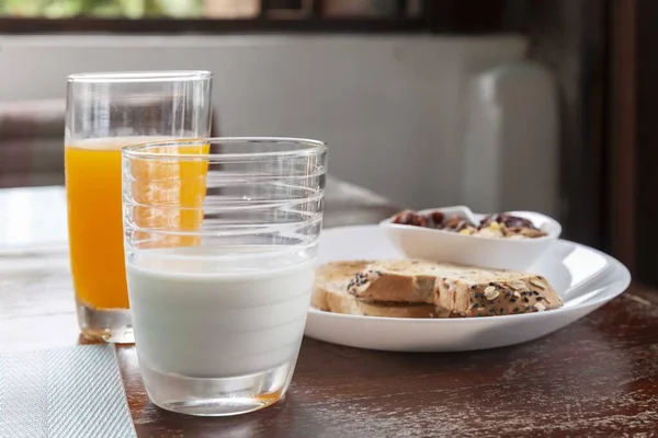 Zachodnie Śniadanie Świeże Mleko Świeżo Wyciskany Sok Pomarańczowy Płatki Kukurydziane — Zdjęcie stockowe