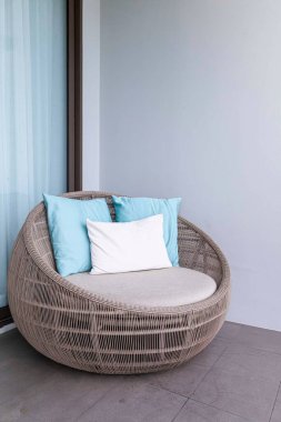 Evin balkonunda boş kahverengi plastik rattan kanepe.