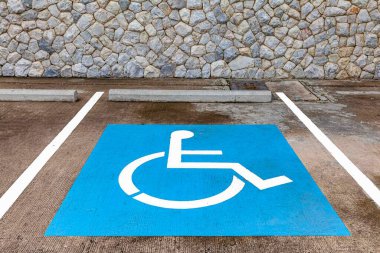 Engelliler için binanın dışına park etmek boş