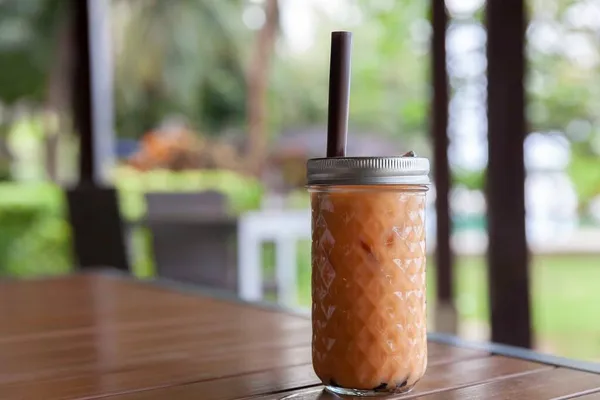 Thai Tee Mit Milch Einem Glas Auf Einem Holztisch — Stockfoto