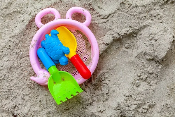 Пластиковые Детские Игрушки Песке — стоковое фото