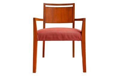 Açık kahverengi ahşap sandalyeler ve beyaz arka planda izole edilmiş kırmızı kahverengi kumaş yastıklar.