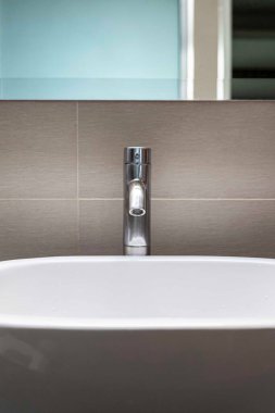 Modern alüminyum duş musluğunu levyeyle kapatın.