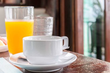 Kahve fincanı ahşap masanın üstüne yerleştirilmiş.