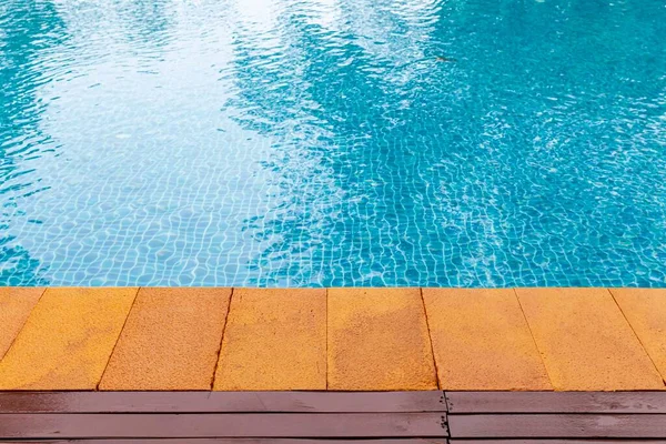 Geniş Yüzme Havuzu Villanın Içinde Kahverengi Taş Zemin — Stok fotoğraf