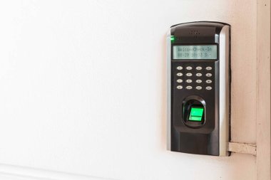 Parmak tarayıcıyı kapat ve binaya girmeden önce kodu gir