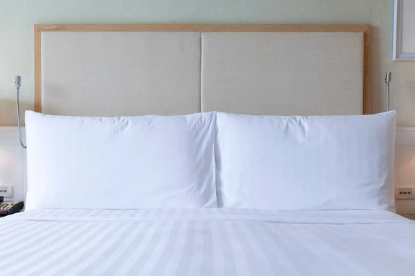 Großaufnahme Große Weiße Kissen Auf Weißem Bett — Stockfoto