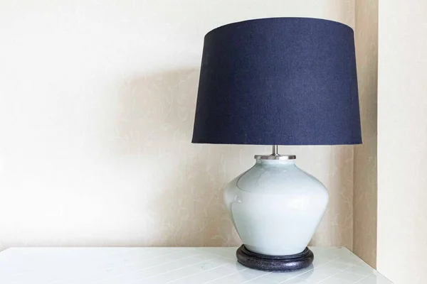 Lampe Table Tissu Céramique Bleu Sur Bureau Dans Chambre — Photo