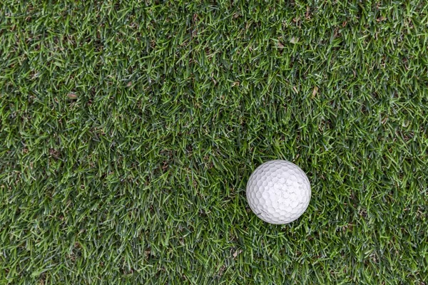 Weißer Golfball Auf Frischem Grünen Kunstrasen — Stockfoto