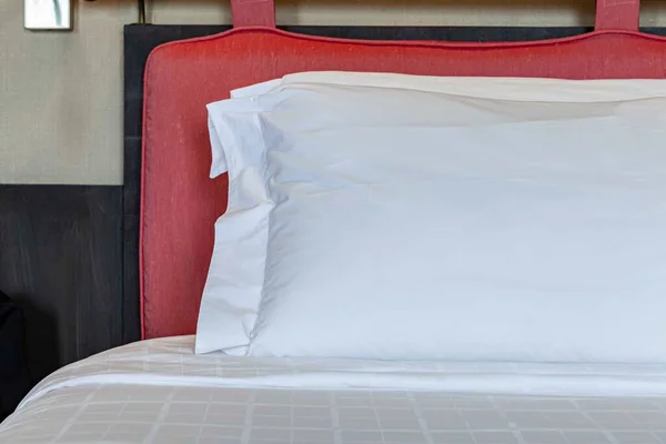 Yaklaş Beyaz Yatakta Büyük Beyaz Yastıklar — Stok fotoğraf