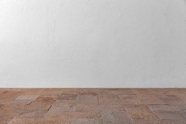 Kahverengi sert granit yüzey ve boş beyaz dış beton duvar arkaplanı dikişsiz.