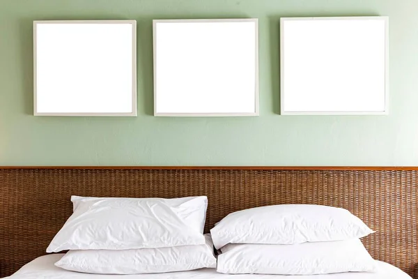 Κενό Πλαίσιο Εικόνας Πάνω Από Κρεβάτι Ένα Σύγχρονο Υπνοδωμάτιο — Φωτογραφία Αρχείου