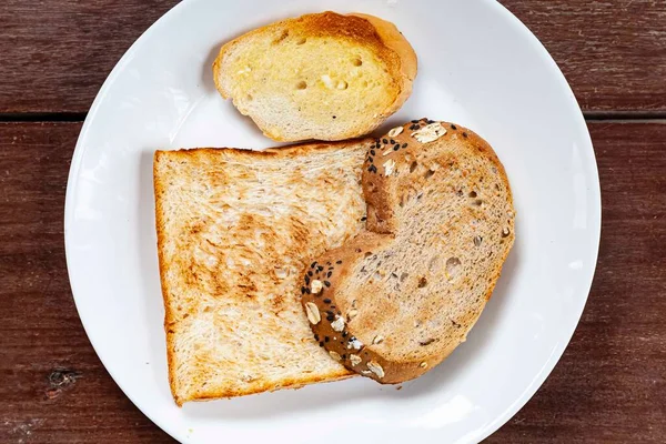 Frukosttallrik Rostat Bröd Och Sylt Med Smör — Stockfoto