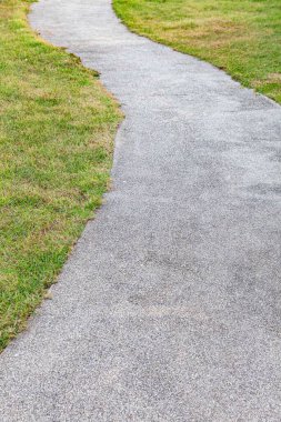 Yaz yeşil bahçesinde uzun beton yol