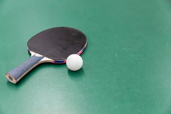 Close Üres Zöld Asztalitenisz Vagy Ping Pong Asztal Játékosok Nélkül — Stock Fotó