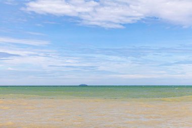 Beyaz kumlu tropik cennet plajı, seyahat turizmi için geniş panorama arka planı. Lüks tatil ve tatil afişi, tropikal deniz manzarası.
