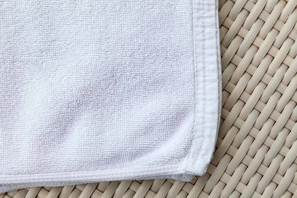 Schone Witte Handdoeken Gevouwen Een Bruine Houten Tafel — Stockfoto