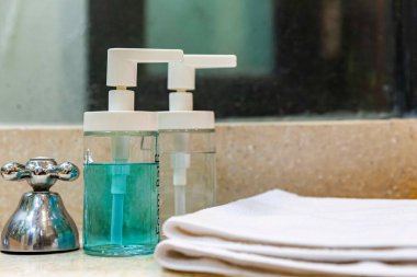 Şampuan için temiz plastik şişeler ve duşta vücut yıkama.