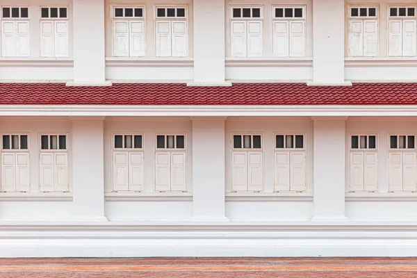 Finestre Legno Bianco Edificio Due Piani Stile Antico — Foto Stock