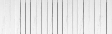 Arkaplan için dikey beyaz ahşap desen panoraması. Yüzey ışığı masa üstü görüntüsünden temizlendi. Sanat eserleri ve iç veya dış tasarım için doğal desenler