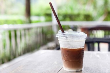 Plastik bardakta buzlu kapuçino.