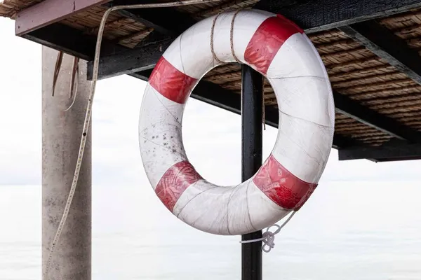 Lifebuoys Untuk Wisatawan Disiapkan Depan Hotel Resor — Stok Foto