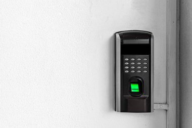 Parmak tarayıcıyı kapat ve binaya girmeden önce kodu gir