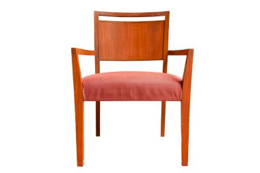 Koyu kahverengi ahşap sandalyeler ve beyaz arka planda izole edilmiş kırmızı kahverengi kumaş yastıklar.