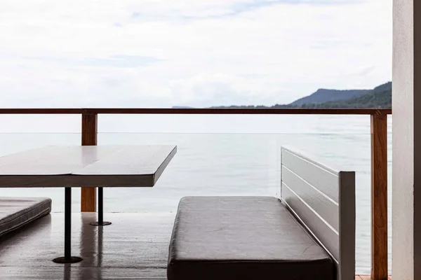 Mesa Comedor Madera Marrón Vacía Terraza Junto Mar — Foto de Stock