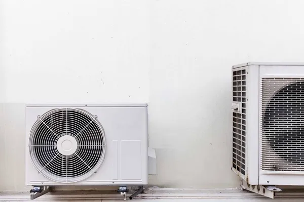 Airconditioner Compressor Outdoor Unit Geïnstalleerd Buiten Het Gebouw — Stockfoto