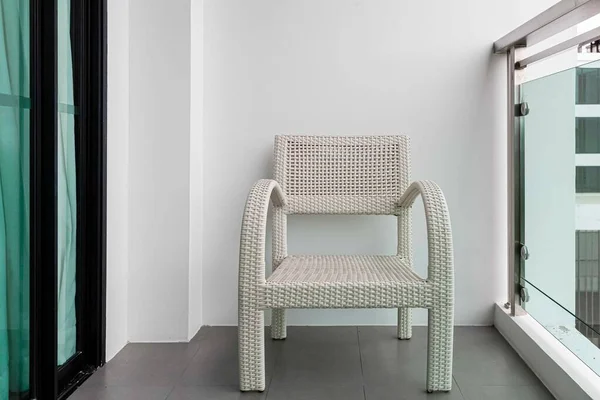 Cadeira Vime Branca Vazia Varanda Prédio Alto — Fotografia de Stock