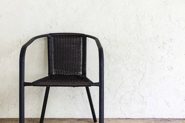 Puste Czarne Plastikowe Krzesło Rattanowe Balkonie Domu — Zdjęcie stockowe