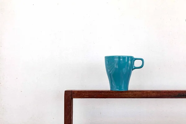 Kubek Kawy Umieszczony Białym Plastikowym Stole — Zdjęcie stockowe