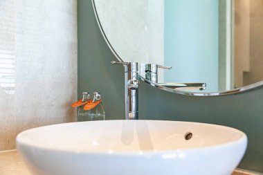 Lüks bir banyoda modern beyaz mermer lavabo.